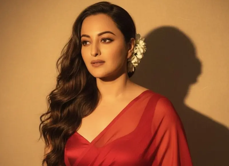 সোশ্যাল মিডিয়ায় ভাইরাল: এআই তৈরি লাল-সাদা শাড়ি আর থ্রি-ডি ফিগারিন ট্রেন্ড